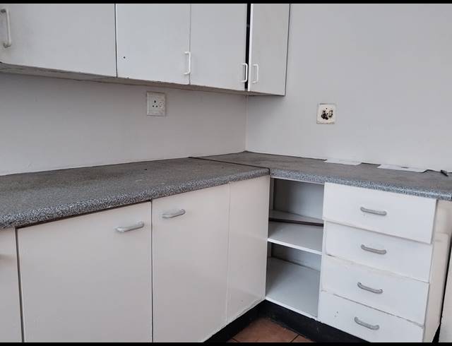 3 BEDROOM FLAT FOR SALE IN KEMPTON PARK CENTRAL